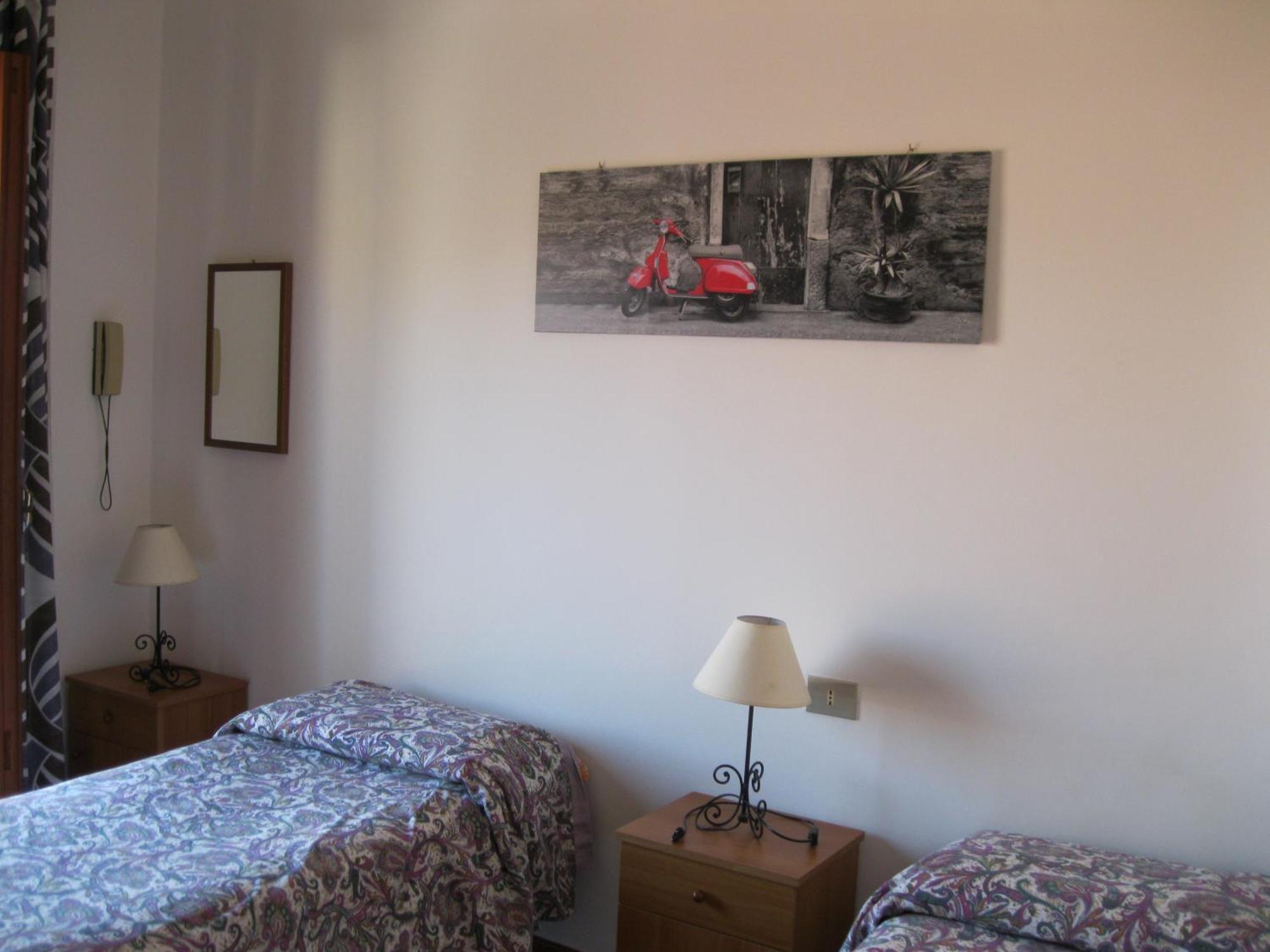 מילאצו Hotel California חדר תמונה